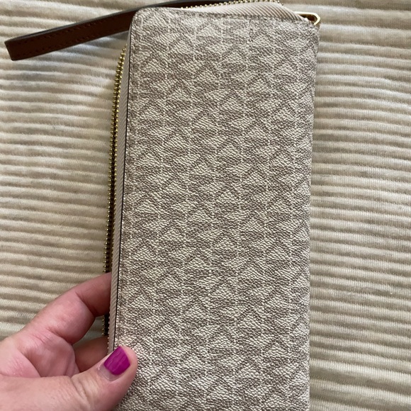 Michael Kors wallet - Picture 2 of 3